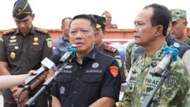 Satgas PKH bersama TNI AL dan Kejaksaan Agung membongkar dugaan penyelundupan mineral rare earth di Batam yang diduga mengandung unsur radioaktif. Aparat menemukan indikasi pelanggaran dokumen ekspor, potensi pemalsuan dokumen, hingga dugaan penyalahgunaan wewenang dalam tata niaga mineral strategis nasional.