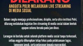 Kepolisian Negara Republik Indonesia resmi melarang anggotanya melakukan live streaming di media sosial saat bertugas guna menjaga profesionalisme, disiplin, dan citra institusi. Kebijakan ini ditegaskan oleh Johnny Eddizon Isir agar personel tetap fokus pada pelayanan publik serta bijak menggunakan media sosial. Meski demikian, pemanfaatan platform digital tetap diperbolehkan untuk kepentingan kehumasan dengan koordinasi resmi.