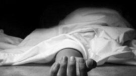 Pembantaian satu keluarga di perbatasan Kalimantan menewaskan lima orang dan melukai satu korban kritis, dengan indikasi kuat aksi dilakukan secara terencana menggunakan senjata tajam dan senjata api. Polisi telah menangkap tiga pelaku yang masih memiliki hubungan keluarga dengan korban. Di tengah penyelidikan, nama PT Timberdana ikut terseret karena lokasi operasionalnya berada di sekitar tempat kejadian, namun aparat menegaskan belum ada bukti yang mengaitkan perusahaan dengan kasus tersebut.