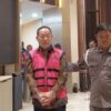 Kejagung membongkar dugaan mafia bauksit di Kalbar dengan menetapkan empat tersangka baru kasus korupsi IUP PT QSS. Penyidik menemukan praktik penggunaan dokumen resmi perusahaan untuk ekspor bauksit ilegal yang diduga melibatkan pihak swasta dan oknum pejabat Kementerian ESDM.