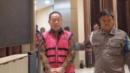 Kejagung membongkar dugaan mafia bauksit di Kalbar dengan menetapkan empat tersangka baru kasus korupsi IUP PT QSS. Penyidik menemukan praktik penggunaan dokumen resmi perusahaan untuk ekspor bauksit ilegal yang diduga melibatkan pihak swasta dan oknum pejabat Kementerian ESDM.