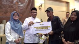 Haji Fani Serahkan Bantuan Sosial Untuk Kelompok Rentan