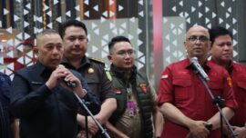Kejagung mengusut dugaan pengadaan bermasalah dalam Program Makan Bergizi Gratis, termasuk 21.801 motor listrik senilai Rp1 triliun. Penyidik menduga terjadi intervensi pengadaan, belanja yang tidak sesuai kebutuhan program, serta indikasi mark up yang berpotensi merugikan negara.
