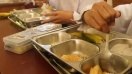 Pelajar menyantap paket menu program Makan Bergizi Gratis (MBG) di SDN 1 Babadan, Tulungagung, Jawa Timur, Selasa (26/5/2026) (Foto: Antara News)