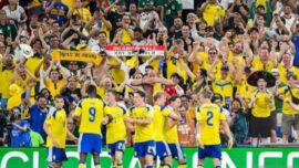 Suporter merayakan gol yang dicetak pemain Swedia ke gawang Tim Nasional Tunisia saat pertandingan Grup F Piala Dunia 2026 di Stadion Banco Bilbao Vizcaya Argentaria (BBVA), Monterrey, Meksiko, Minggu (14/6/2026) waktu setempat. Swedia mengalahkan Tunisia dengan skor 5-1. ANTARA FOTO/Aditya Pradana Putra/agr
