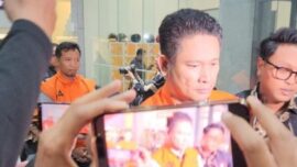 Skandal korupsi proyek Gedung Pemkab Lamongan memasuki babak baru. KPK menahan tiga tersangka dan mengungkap dugaan pengaturan pemenang tender hingga kerugian negara sebesar Rp35,7 miliar.