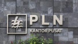 Temuan BPK mengungkap potensi kerugian negara dan hilangnya pendapatan PLN mencapai Rp15,4 triliun akibat pelanggan premium tidak dikenakan tarif premium namun tetap menerima kompensasi listrik. Akademisi mendesak Kejagung, KPK, dan aparat penegak hukum mengusut kemungkinan adanya kelalaian, penyalahgunaan wewenang, atau indikasi korupsi di balik kebijakan tersebut.