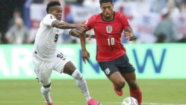Inggris memastikan diri lolos ke babak 32 besar Piala Dunia 2026 sebagai juara Grup L setelah mengalahkan Panama 2-0. Jude Bellingham tampil gemilang dengan satu gol dan satu assist, sementara Harry Kane mencetak gol bersejarah yang menjadikannya pencetak gol terbanyak Inggris sepanjang sejarah Piala Dunia.