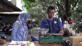 Lindungi Konsumen, DKUPP Tabalong Tera Ulang Timbangan di Pasar Tanjung