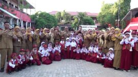 Hari Pertama Sekolah, Bupati Tabalong Tinjau Pelaksanaan Gerakan Ayah Mengantar Anak