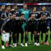 Argentina memastikan tiket ke final Piala Dunia 2026 usai melakukan comeback dramatis dan mengalahkan Inggris 2-1. Enzo Fernandez dan Lautaro Martinez menjadi pahlawan kemenangan Albiceleste yang akan menghadapi Spanyol di partai puncak.