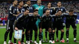 Argentina memastikan tiket ke final Piala Dunia 2026 usai melakukan comeback dramatis dan mengalahkan Inggris 2-1. Enzo Fernandez dan Lautaro Martinez menjadi pahlawan kemenangan Albiceleste yang akan menghadapi Spanyol di partai puncak.