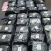 Bareskrim Polri membongkar jaringan peredaran narkotika lintas daerah dengan menyita 86,4 kilogram sabu dan 5.171 butir ekstasi di Rokan Hilir, Riau. Enam tersangka ditangkap, sementara dua orang yang diduga sebagai pengendali jaringan, Punay dan Bos Aeng, masuk DPO dan masih diburu. Polisi terus mengembangkan kasus untuk mengungkap seluruh jaringan pemasok dan distribusi narkotika.