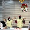 Tim satgas KPK menunjukkan uang yang menjadi barang bukti kasus suap yang menjerat Kepala KPP Madya Banjarmasin Mulyono di Gedung Merah Putih KPK, Jakarta, Kamis (5/2/2026).