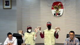 Tim satgas KPK menunjukkan uang yang menjadi barang bukti kasus suap yang menjerat Kepala KPP Madya Banjarmasin Mulyono di Gedung Merah Putih KPK, Jakarta, Kamis (5/2/2026).