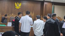 Sidang dugaan korupsi proyek pendukung penerbitan Sertifikat VGM PT BKI mengungkap sejumlah kejanggalan. Proyek disebut tetap dibayar 100 persen meski diduga tidak sesuai kontrak, sementara BPKP menghitung kerugian negara mencapai Rp16,05 miliar. Fakta lain mencuat dari keterangan saksi Otoritas Kepelabuhanan yang menyebut Sertifikat VGM bukan merupakan sertifikat yang diwajibkan.