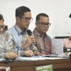 Jakarta — Kasus dugaan korupsi yang menjerat mantan Jampidsus Kejaksaan Agung Febrie Adriansyah memasuki babak baru. Bukan hanya status tersangka dan rangkaian upaya paksa yang digugat, tim hukum Febrie kini menyerang fondasi penyidikan Kejaksaan Agung dengan mempersoalkan keabsahan Surat Perintah Penyidikan (Sprindik). Dalam sidang perdana praperadilan di Pengadilan Negeri Jakarta Selatan, Selasa (18/8/2026), anggota tim kuasa hukum Febrie, Febri Diansyah, menuding Sprindik Kejaksaan Agung cacat kewenangan karena disebut diterbitkan dan ditandatangani Pelaksana Tugas (Plt) Jaksa Agung Muda Tindak Pidana Khusus (Jampidsus), bukan Direktur Penyidikan (Dirdik). Sprindik yang menjadi sasaran gugatan adalah Nomor PRIN-45/F/Fd.2/07/2026 tertanggal 11 Juli 2026. Surat tersebut menjadi dasar Kejaksaan Agung melanjutkan penyidikan dan memeriksa Febrie sebagai tersangka. Tim hukum mendasarkan gugatannya pada Pasal 102 Peraturan Jaksa Agung Nomor PER-039/A/JA/10/2010 sebagaimana telah diubah dengan Peraturan Jaksa Agung Nomor PER-017/A/JA/07/2014. “Wewenang penerbitan dan penandatanganan Surat Perintah Penyidikan di tingkat Kejaksaan Agung secara delegatif/atributif merupakan kewenangan absolut Direktur Penyidikan (Dirdik), bukan Plt. Jampidsus,” kata Febri. Bagi tim hukum, persoalan tersebut bukan sekadar kesalahan administratif. Mereka menilai jika pejabat yang menerbitkan Sprindik tidak memiliki kewenangan, maka seluruh tindakan penyidikan yang lahir dari surat tersebut ikut berada dalam posisi hukum yang dipersoalkan. “Fakta diterbitkannya Sprindik a quo oleh pejabat yang tidak memiliki kewenangan prosedural membuktikan bahwa seluruh tindakan penyidikan yang dilakukan oleh Turut Termohon didasari atas prosedur yang cacat wewenang (onbevoegdheid) dan batal demi hukum,” tegasnya. Perkara Febrie sebelumnya ditangani Polda Metro Jaya bersama Korps Pemberantasan Tindak Pidana Korupsi (Kortastipidkor) Polri. Penanganan perkara kemudian dilimpahkan kepada Kejaksaan Agung berdasarkan surat Kepala Kortastipidkor Polri Nomor B/1065/VII/RES.3/2026 tertanggal 11 Juli 2026. Pada hari yang sama, Kejaksaan Agung menerbitkan tiga Sprindik, yakni PRIN-43/F/Fd.2/07/2026, PRIN-44/F/Fd.2/07/2026, dan PRIN-45/F/Fd.2/07/2026. Sprindik terakhir inilah yang menjadi salah satu titik serangan utama tim hukum Febrie. Mereka menilai pengambilalihan perkara oleh Kejaksaan Agung tidak serta-merta menghapus persoalan hukum yang diduga telah muncul dalam proses penyidikan sebelumnya. “Pelimpahan maupun pengambilalihan perkara tidak pernah dapat memutihkan (whitewash) cacat hukum yang telah ada sejak awal,” ujar Febri. Tim hukum juga menyerang kewenangan Polda Metro Jaya setelah perkara beralih ke Kejaksaan Agung. Mereka berpendapat institusi penyidik sebelumnya tidak lagi memiliki kewenangan untuk meneruskan penyidikan ataupun mempertahankan hasil upaya paksa setelah perkara diambil alih. “Dengan beralihnya penanganan perkara antar-institusi penegak hukum tersebut, maka institusi penyidik semula secara hukum telah kehilangan kewenangan (onbevoegd) untuk melanjutkan penyidikan ataupun mempertahankan hasil upaya paksa yang telah dilakukan,” katanya. Konsekuensinya bisa lebih jauh. Tim hukum mempersoalkan penggeledahan dan penyitaan yang dilakukan sebelum pelimpahan perkara. Jika tindakan awal tersebut dinyatakan cacat hukum, mereka menilai hasil penggeledahan dan penyitaan tidak dapat begitu saja digunakan sebagai dasar pembuktian oleh Kejaksaan Agung. Tim hukum juga merujuk Pasal 163 ayat (3) KUHAP baru atau UU Nomor 20 Tahun 2025 terkait penggunaan alat bukti yang diperoleh secara tidak sah. Tak berhenti pada Sprindik dan upaya paksa, pemanggilan Febrie sebagai tersangka turut diseret ke dalam gugatan. Kejaksaan Agung sebelumnya menerbitkan Surat Panggilan Nomor SPT-3412/F.2/Fd.2/07/2026 tertanggal 15 Juli 2026 untuk meminta Febrie hadir menjalani pemeriksaan pada 17 Juli 2026 berdasarkan Sprindik PRIN-45/F/Fd.2/07/2026. Bagi tim hukum, pemanggilan tersebut merupakan konsekuensi lanjutan dari rangkaian penyidikan yang keabsahannya kini diuji di pengadilan. Karena itu, mereka meminta hakim praperadilan tidak berhenti menguji proses penyidikan Polda Metro Jaya, tetapi juga membedah legalitas penyidikan yang diteruskan Kejaksaan Agung setelah perkara dilimpahkan. Dalam petitumnya, tim hukum meminta seluruh tindakan hukum lanjutan yang bersandar pada penetapan tersangka maupun upaya paksa yang mereka nilai tidak sah dinyatakan tidak mempunyai kekuatan hukum mengikat. Mereka juga meminta Kejaksaan Agung menghentikan seluruh penyidikan dan tindakan hukum lanjutan terhadap Febrie yang dianggap bertumpu pada tindakan-tindakan yang kini dipersoalkan. Gugatan ini membuat perkara Febrie tak hanya menjadi pertarungan soal dugaan tindak pidana, tetapi juga berubah menjadi ujian terbuka terhadap legalitas kewenangan aparat penegak hukum dalam membangun sebuah perkara pidana.