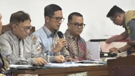 Jakarta — Kasus dugaan korupsi yang menjerat mantan Jampidsus Kejaksaan Agung Febrie Adriansyah memasuki babak baru. Bukan hanya status tersangka dan rangkaian upaya paksa yang digugat, tim hukum Febrie kini menyerang fondasi penyidikan Kejaksaan Agung dengan mempersoalkan keabsahan Surat Perintah Penyidikan (Sprindik). Dalam sidang perdana praperadilan di Pengadilan Negeri Jakarta Selatan, Selasa (18/8/2026), anggota tim kuasa hukum Febrie, Febri Diansyah, menuding Sprindik Kejaksaan Agung cacat kewenangan karena disebut diterbitkan dan ditandatangani Pelaksana Tugas (Plt) Jaksa Agung Muda Tindak Pidana Khusus (Jampidsus), bukan Direktur Penyidikan (Dirdik). Sprindik yang menjadi sasaran gugatan adalah Nomor PRIN-45/F/Fd.2/07/2026 tertanggal 11 Juli 2026. Surat tersebut menjadi dasar Kejaksaan Agung melanjutkan penyidikan dan memeriksa Febrie sebagai tersangka. Tim hukum mendasarkan gugatannya pada Pasal 102 Peraturan Jaksa Agung Nomor PER-039/A/JA/10/2010 sebagaimana telah diubah dengan Peraturan Jaksa Agung Nomor PER-017/A/JA/07/2014. “Wewenang penerbitan dan penandatanganan Surat Perintah Penyidikan di tingkat Kejaksaan Agung secara delegatif/atributif merupakan kewenangan absolut Direktur Penyidikan (Dirdik), bukan Plt. Jampidsus,” kata Febri. Bagi tim hukum, persoalan tersebut bukan sekadar kesalahan administratif. Mereka menilai jika pejabat yang menerbitkan Sprindik tidak memiliki kewenangan, maka seluruh tindakan penyidikan yang lahir dari surat tersebut ikut berada dalam posisi hukum yang dipersoalkan. “Fakta diterbitkannya Sprindik a quo oleh pejabat yang tidak memiliki kewenangan prosedural membuktikan bahwa seluruh tindakan penyidikan yang dilakukan oleh Turut Termohon didasari atas prosedur yang cacat wewenang (onbevoegdheid) dan batal demi hukum,” tegasnya. Perkara Febrie sebelumnya ditangani Polda Metro Jaya bersama Korps Pemberantasan Tindak Pidana Korupsi (Kortastipidkor) Polri. Penanganan perkara kemudian dilimpahkan kepada Kejaksaan Agung berdasarkan surat Kepala Kortastipidkor Polri Nomor B/1065/VII/RES.3/2026 tertanggal 11 Juli 2026. Pada hari yang sama, Kejaksaan Agung menerbitkan tiga Sprindik, yakni PRIN-43/F/Fd.2/07/2026, PRIN-44/F/Fd.2/07/2026, dan PRIN-45/F/Fd.2/07/2026. Sprindik terakhir inilah yang menjadi salah satu titik serangan utama tim hukum Febrie. Mereka menilai pengambilalihan perkara oleh Kejaksaan Agung tidak serta-merta menghapus persoalan hukum yang diduga telah muncul dalam proses penyidikan sebelumnya. “Pelimpahan maupun pengambilalihan perkara tidak pernah dapat memutihkan (whitewash) cacat hukum yang telah ada sejak awal,” ujar Febri. Tim hukum juga menyerang kewenangan Polda Metro Jaya setelah perkara beralih ke Kejaksaan Agung. Mereka berpendapat institusi penyidik sebelumnya tidak lagi memiliki kewenangan untuk meneruskan penyidikan ataupun mempertahankan hasil upaya paksa setelah perkara diambil alih. “Dengan beralihnya penanganan perkara antar-institusi penegak hukum tersebut, maka institusi penyidik semula secara hukum telah kehilangan kewenangan (onbevoegd) untuk melanjutkan penyidikan ataupun mempertahankan hasil upaya paksa yang telah dilakukan,” katanya. Konsekuensinya bisa lebih jauh. Tim hukum mempersoalkan penggeledahan dan penyitaan yang dilakukan sebelum pelimpahan perkara. Jika tindakan awal tersebut dinyatakan cacat hukum, mereka menilai hasil penggeledahan dan penyitaan tidak dapat begitu saja digunakan sebagai dasar pembuktian oleh Kejaksaan Agung. Tim hukum juga merujuk Pasal 163 ayat (3) KUHAP baru atau UU Nomor 20 Tahun 2025 terkait penggunaan alat bukti yang diperoleh secara tidak sah. Tak berhenti pada Sprindik dan upaya paksa, pemanggilan Febrie sebagai tersangka turut diseret ke dalam gugatan. Kejaksaan Agung sebelumnya menerbitkan Surat Panggilan Nomor SPT-3412/F.2/Fd.2/07/2026 tertanggal 15 Juli 2026 untuk meminta Febrie hadir menjalani pemeriksaan pada 17 Juli 2026 berdasarkan Sprindik PRIN-45/F/Fd.2/07/2026. Bagi tim hukum, pemanggilan tersebut merupakan konsekuensi lanjutan dari rangkaian penyidikan yang keabsahannya kini diuji di pengadilan. Karena itu, mereka meminta hakim praperadilan tidak berhenti menguji proses penyidikan Polda Metro Jaya, tetapi juga membedah legalitas penyidikan yang diteruskan Kejaksaan Agung setelah perkara dilimpahkan. Dalam petitumnya, tim hukum meminta seluruh tindakan hukum lanjutan yang bersandar pada penetapan tersangka maupun upaya paksa yang mereka nilai tidak sah dinyatakan tidak mempunyai kekuatan hukum mengikat. Mereka juga meminta Kejaksaan Agung menghentikan seluruh penyidikan dan tindakan hukum lanjutan terhadap Febrie yang dianggap bertumpu pada tindakan-tindakan yang kini dipersoalkan. Gugatan ini membuat perkara Febrie tak hanya menjadi pertarungan soal dugaan tindak pidana, tetapi juga berubah menjadi ujian terbuka terhadap legalitas kewenangan aparat penegak hukum dalam membangun sebuah perkara pidana.