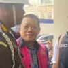 **Rp40 Miliar Tan Kian ke Febrie Jadi Sorotan: Disebut Hakim, Dikaitkan Kejagung dengan Tindak Pidana Asal Asabri** JAKARTA — Dugaan aliran uang Rp40 miliar dari taipan properti Tan Kian kembali menjadi sorotan dalam perkara yang menjerat mantan Jampidsus Kejaksaan Agung, Febrie Adriansyah. Nilai Rp40 miliar tersebut bukan sekadar informasi yang beredar. Nama dan nominal itu tercantum dalam pertimbangan hakim Pengadilan Negeri Jakarta Selatan (PN Jaksel) ketika memutus perkara praperadilan Febrie dalam perkara Nomor 134. Hakim tunggal PN Jaksel Richard Edwin mengungkap adanya keterangan Tan Kian mengenai dugaan penyerahan uang Rp40 miliar kepada Febrie. Keterangan tersebut disebut telah menjadi bagian dari konstruksi bukti yang digunakan dalam penetapan Febrie sebagai tersangka dalam perkara dugaan korupsi Asabri dan Jiwasraya. Namun, hakim menegaskan bahwa forum praperadilan tidak berwenang menguji kebenaran materi keterangan tersebut karena substansinya telah masuk ke pokok perkara penyidikan. “Menimbang bahwa dalam praperadilan hakim tidak dibenarkan melanjutkan pemeriksaan sampai menentukan apakah keterangan Tan Kian tersebut benar,” ujar Richard dalam persidangan di PN Jaksel, Kamis (27/8/2026). Perkara tersebut kembali mencuat setelah penyidik Kejaksaan Agung memeriksa Febrie. Kuasa hukumnya, Febri Diansyah, mengatakan kliennya dicecar 22 pertanyaan terkait dugaan korupsi dan tindak pidana pencucian uang (TPPU). Salah satu materi pemeriksaan menyangkut hubungan Febrie dengan Tan Kian serta dugaan penerimaan uang dari pengusaha tersebut. “Ada 22 pertanyaan ya seingat saya. Kalau pertanyaan-pertanyaan terkait dengan nama-nama lain tidak ada. Tadi lebih ke terkait dengan Tan Kian, misalnya apakah mengenal Tan Kian atau terkait dengan apakah ada pernah ada penerimaan dari Tan Kian,” kata Febri di Kejaksaan Agung, Selasa (8/9/2026). Febri menegaskan kliennya membantah pernah menerima Rp40 miliar dari Tan Kian untuk penanganan perkara Asabri. Di sisi lain, Kejaksaan Agung justru menyebut dugaan uang Rp40 miliar tersebut berkaitan dengan tindak pidana asal dalam perkara TPPU yang menjerat Febrie. Kapuspenkum Kejagung Anang Supriatna menjelaskan terdapat dua dugaan tindak pidana yang berkaitan dengan perkara Febrie, yakni TPPU dan tindak pidana korupsi sebagai tindak pidana asal. Menurut Anang, salah satu tindak pidana asal tersebut berkaitan dengan penanganan perkara korupsi Asabri. Dalam konstruksi perkara itu, Febrie diduga menerima uang Rp40 miliar dari Tan Kian. “Tindak TPPU dan tindak pidana korupsi asalnya. Nah, itu yang saudara sebutkan [uang Rp40 miliar dari Tan Kian] itu berarti ke tindak pidana asalnya, salah satunya,” ujar Anang di Kejagung, Kamis (3/9/2026). Keterangan tersebut membuat dugaan aliran uang Rp40 miliar menjadi salah satu bagian penting yang perlu diuji dalam proses penyidikan. Sebab, di satu sisi, nama Febrie dan nominal Rp40 miliar muncul dalam pertimbangan hakim berdasarkan keterangan Tan Kian. Di sisi lain, kubu Febrie membantah adanya penerimaan uang tersebut. Versi kubu Febrie menyebut keterangan dalam Berita Acara Pemeriksaan (BAP) Tan Kian tidak secara tegas menyatakan uang Rp40 miliar diberikan kepada Febrie Adriansyah. Menurut Febri Diansyah, berdasarkan BAP Tan Kian, pengusaha tersebut awalnya dihubungi seseorang bernama Lucy. Tan Kian disebut mendapat informasi mengenai perkara yang sedang berjalan dan adanya potensi dirinya menjadi tersangka apabila perkara tersebut tidak “diurus”. Komunikasi kemudian disebut berlanjut dengan seseorang bernama Fery Hongkiriwang alias Fery Boboho. Febri mengatakan, berdasarkan BAP tersebut, uang diserahkan Tan Kian kepada Fery, bukan kepada Febrie Adriansyah. “Fery tidak pernah menyampaikan sama sekali di BAP Tan Kian tersebut bahwa uang tersebut nanti akan diberikan kepada Pak FA. Itu tegas sekali di BAP tersebut,” kata Febri. Febri juga menyebut Tan Kian dalam BAP hanya menyampaikan kemungkinan uang tersebut ditujukan kepada empat pejabat di lingkungan Kejaksaan Agung. Namun, identitas keempat pejabat tersebut tidak diungkap secara rinci oleh kubu Febrie. “Tan Kian justru mengatakan di BAP itu, menggunakan kata ‘menurut saya, bisa saja’. Tan Kian mengatakan, bisa saja uang tersebut adalah untuk ada empat nama pejabat di Kejaksaan Agung,” ujarnya. Kubu Febrie juga menegaskan bahwa Tan Kian tidak menyatakan secara pasti kepada siapa uang tersebut ditujukan, digunakan, maupun disimpan setelah diserahkan kepada Fery. Dengan demikian, terdapat dua versi yang kini berhadapan dalam perkara tersebut. Pertimbangan hakim mencatat keterangan Tan Kian mengenai dugaan penyerahan Rp40 miliar kepada Febrie, sementara kubu Febrie menyatakan BAP Tan Kian tidak secara tegas menyebut uang itu diberikan kepada Febrie. Sementara Kejaksaan Agung menempatkan dugaan Rp40 miliar tersebut dalam konteks tindak pidana asal yang berkaitan dengan perkara TPPU Febrie. Tan Kian sendiri sebelumnya telah diperiksa dalam rangka penyidikan perkara dugaan korupsi Asabri. Setelah penanganan perkara berada di Kejaksaan Agung, Tan Kian diperiksa oleh penyidik Tim 9 pada Kamis (30/7/2026) dan Selasa (1/9/2026). Penyidik masih memiliki kewenangan untuk menguji seluruh keterangan, aliran dana, pihak yang menyerahkan maupun menerima uang, serta keterkaitannya dengan perkara Asabri dan Jiwasraya. Hingga proses penyidikan berjalan, dugaan penerimaan Rp40 miliar tersebut masih menjadi bagian dari perkara yang harus dibuktikan melalui alat bukti di tahap penanganan perkara.