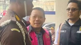 **Rp40 Miliar Tan Kian ke Febrie Jadi Sorotan: Disebut Hakim, Dikaitkan Kejagung dengan Tindak Pidana Asal Asabri** JAKARTA — Dugaan aliran uang Rp40 miliar dari taipan properti Tan Kian kembali menjadi sorotan dalam perkara yang menjerat mantan Jampidsus Kejaksaan Agung, Febrie Adriansyah. Nilai Rp40 miliar tersebut bukan sekadar informasi yang beredar. Nama dan nominal itu tercantum dalam pertimbangan hakim Pengadilan Negeri Jakarta Selatan (PN Jaksel) ketika memutus perkara praperadilan Febrie dalam perkara Nomor 134. Hakim tunggal PN Jaksel Richard Edwin mengungkap adanya keterangan Tan Kian mengenai dugaan penyerahan uang Rp40 miliar kepada Febrie. Keterangan tersebut disebut telah menjadi bagian dari konstruksi bukti yang digunakan dalam penetapan Febrie sebagai tersangka dalam perkara dugaan korupsi Asabri dan Jiwasraya. Namun, hakim menegaskan bahwa forum praperadilan tidak berwenang menguji kebenaran materi keterangan tersebut karena substansinya telah masuk ke pokok perkara penyidikan. “Menimbang bahwa dalam praperadilan hakim tidak dibenarkan melanjutkan pemeriksaan sampai menentukan apakah keterangan Tan Kian tersebut benar,” ujar Richard dalam persidangan di PN Jaksel, Kamis (27/8/2026). Perkara tersebut kembali mencuat setelah penyidik Kejaksaan Agung memeriksa Febrie. Kuasa hukumnya, Febri Diansyah, mengatakan kliennya dicecar 22 pertanyaan terkait dugaan korupsi dan tindak pidana pencucian uang (TPPU). Salah satu materi pemeriksaan menyangkut hubungan Febrie dengan Tan Kian serta dugaan penerimaan uang dari pengusaha tersebut. “Ada 22 pertanyaan ya seingat saya. Kalau pertanyaan-pertanyaan terkait dengan nama-nama lain tidak ada. Tadi lebih ke terkait dengan Tan Kian, misalnya apakah mengenal Tan Kian atau terkait dengan apakah ada pernah ada penerimaan dari Tan Kian,” kata Febri di Kejaksaan Agung, Selasa (8/9/2026). Febri menegaskan kliennya membantah pernah menerima Rp40 miliar dari Tan Kian untuk penanganan perkara Asabri. Di sisi lain, Kejaksaan Agung justru menyebut dugaan uang Rp40 miliar tersebut berkaitan dengan tindak pidana asal dalam perkara TPPU yang menjerat Febrie. Kapuspenkum Kejagung Anang Supriatna menjelaskan terdapat dua dugaan tindak pidana yang berkaitan dengan perkara Febrie, yakni TPPU dan tindak pidana korupsi sebagai tindak pidana asal. Menurut Anang, salah satu tindak pidana asal tersebut berkaitan dengan penanganan perkara korupsi Asabri. Dalam konstruksi perkara itu, Febrie diduga menerima uang Rp40 miliar dari Tan Kian. “Tindak TPPU dan tindak pidana korupsi asalnya. Nah, itu yang saudara sebutkan [uang Rp40 miliar dari Tan Kian] itu berarti ke tindak pidana asalnya, salah satunya,” ujar Anang di Kejagung, Kamis (3/9/2026). Keterangan tersebut membuat dugaan aliran uang Rp40 miliar menjadi salah satu bagian penting yang perlu diuji dalam proses penyidikan. Sebab, di satu sisi, nama Febrie dan nominal Rp40 miliar muncul dalam pertimbangan hakim berdasarkan keterangan Tan Kian. Di sisi lain, kubu Febrie membantah adanya penerimaan uang tersebut. Versi kubu Febrie menyebut keterangan dalam Berita Acara Pemeriksaan (BAP) Tan Kian tidak secara tegas menyatakan uang Rp40 miliar diberikan kepada Febrie Adriansyah. Menurut Febri Diansyah, berdasarkan BAP Tan Kian, pengusaha tersebut awalnya dihubungi seseorang bernama Lucy. Tan Kian disebut mendapat informasi mengenai perkara yang sedang berjalan dan adanya potensi dirinya menjadi tersangka apabila perkara tersebut tidak “diurus”. Komunikasi kemudian disebut berlanjut dengan seseorang bernama Fery Hongkiriwang alias Fery Boboho. Febri mengatakan, berdasarkan BAP tersebut, uang diserahkan Tan Kian kepada Fery, bukan kepada Febrie Adriansyah. “Fery tidak pernah menyampaikan sama sekali di BAP Tan Kian tersebut bahwa uang tersebut nanti akan diberikan kepada Pak FA. Itu tegas sekali di BAP tersebut,” kata Febri. Febri juga menyebut Tan Kian dalam BAP hanya menyampaikan kemungkinan uang tersebut ditujukan kepada empat pejabat di lingkungan Kejaksaan Agung. Namun, identitas keempat pejabat tersebut tidak diungkap secara rinci oleh kubu Febrie. “Tan Kian justru mengatakan di BAP itu, menggunakan kata ‘menurut saya, bisa saja’. Tan Kian mengatakan, bisa saja uang tersebut adalah untuk ada empat nama pejabat di Kejaksaan Agung,” ujarnya. Kubu Febrie juga menegaskan bahwa Tan Kian tidak menyatakan secara pasti kepada siapa uang tersebut ditujukan, digunakan, maupun disimpan setelah diserahkan kepada Fery. Dengan demikian, terdapat dua versi yang kini berhadapan dalam perkara tersebut. Pertimbangan hakim mencatat keterangan Tan Kian mengenai dugaan penyerahan Rp40 miliar kepada Febrie, sementara kubu Febrie menyatakan BAP Tan Kian tidak secara tegas menyebut uang itu diberikan kepada Febrie. Sementara Kejaksaan Agung menempatkan dugaan Rp40 miliar tersebut dalam konteks tindak pidana asal yang berkaitan dengan perkara TPPU Febrie. Tan Kian sendiri sebelumnya telah diperiksa dalam rangka penyidikan perkara dugaan korupsi Asabri. Setelah penanganan perkara berada di Kejaksaan Agung, Tan Kian diperiksa oleh penyidik Tim 9 pada Kamis (30/7/2026) dan Selasa (1/9/2026). Penyidik masih memiliki kewenangan untuk menguji seluruh keterangan, aliran dana, pihak yang menyerahkan maupun menerima uang, serta keterkaitannya dengan perkara Asabri dan Jiwasraya. Hingga proses penyidikan berjalan, dugaan penerimaan Rp40 miliar tersebut masih menjadi bagian dari perkara yang harus dibuktikan melalui alat bukti di tahap penanganan perkara.