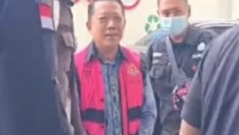 Tangan Terborgol dan Rompi Tahanan, Eks Jampidsus Febrie Jalani Pemeriksaan TPPU