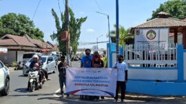 Koalisi Sanak Kalsel berbagi masker ke masyarakat Banjarmasin.