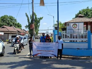 Koalisi Sanak Kalsel berbagi masker ke masyarakat Banjarmasin.