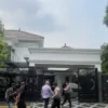 Ipda Yayat Sudrajat menjadi sorotan KPK setelah mengaku menerima Rp16 miliar dari pengusaha Sarjan sepanjang 2022–2025 dan pernah mengumpulkan hingga Rp60 miliar dari sejumlah proyek. KPK telah memeriksa Yayat serta menggeledah rumahnya di kawasan elite Raffles Hill Cibubur untuk mendalami dugaan aliran dana dalam perkara proyek Pemkab Bekasi.