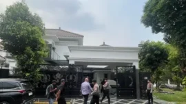 Ipda Yayat Sudrajat menjadi sorotan KPK setelah mengaku menerima Rp16 miliar dari pengusaha Sarjan sepanjang 2022–2025 dan pernah mengumpulkan hingga Rp60 miliar dari sejumlah proyek. KPK telah memeriksa Yayat serta menggeledah rumahnya di kawasan elite Raffles Hill Cibubur untuk mendalami dugaan aliran dana dalam perkara proyek Pemkab Bekasi.