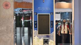 Petugas KPK berjalan keluar lift usai melakukan penggeledahan di Kantor Kementerian Agraria dan Tata Ruang/Badan Pertanahan Nasional (ATR/BPN), Jakarta, Kamis (17/9/2026). Komisi Pemberantasan Korupsi (KPK) melakukan penggeledahan untuk mencari dan melengkapi alat bukti dalam penyidikan kasus dugaan suap dan gratifikasi terkait pengurusan Hak Guna Bangunan (HGB) di lingkungan Kementerian ATR/BPN. ANTARA FOTO/Sulthony Hasanuddin/kye