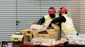 Dua pegawai Komisi Pemberantasan Korupsi (KPK) mengambil sejumlah barang bukti kasus dugaan suap di lingkungan Kementerian Agraria dan Tata Ruang/Badan Pertanahan Nasional dalam konferensi pers di Gedung Merah Putih KPK, Jakarta, Selasa (15/9/2026). ANTARA/Rio Feisal
