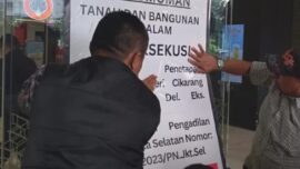 PN Cikarang meletakkan sita eksekusi atas Apartemen Chadstone Superblok dan Pollux Mall setelah PT Pollux Aditama Kencana disebut tak kunjung memenuhi kewajiban pembayaran utang lebih dari Rp100 miliar, meski putusan BANI telah berkekuatan hukum tetap.