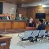 Bupati Bekasi nonaktif Ade Kuswara Kunang dan ayahnya, HM Kunang, menjalani sidang putusan perkara dugaan suap ijon proyek di Pemerintah Kabupaten Bekasi tahun anggaran 2025. Sidang digelar di Pengadilan Tindak Pidana Korupsi (Tipikor) Bandung, Senin (14/9/2026).