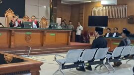Bupati Bekasi nonaktif Ade Kuswara Kunang dan ayahnya, HM Kunang, menjalani sidang putusan perkara dugaan suap ijon proyek di Pemerintah Kabupaten Bekasi tahun anggaran 2025. Sidang digelar di Pengadilan Tindak Pidana Korupsi (Tipikor) Bandung, Senin (14/9/2026).