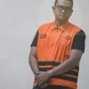 Bupati Klaten Hamenang Wajar Ismoyo berjalan menggunakan rompi tahanan usai menjalani pemeriksaan di Gedung Merah Putih KPK, Jakarta, Jumat (16/10/2026). KPK menahan Bupati Klaten Hamenang Wajar Ismoyo, Kepala Perwakilan Badan Pemeriksa Keuangan (BPK) Jawa Tengah Ahmad Luthfi H. Rahmatullah dan pihak swasta Amin Wahyu Utomo dalam operasi tangkap tangan (OTT) dengan dugaan korupsi di antaranya terkait pengadaan barang dan jasa, perizinan, upah pungut, setoran dari organisasi perangkat daerah (OPD) atau satuan kerja perangkat daerah (SKPD) serta pemberian kepada pihak BPK untuk pengondisian audit. ANTARA FOTO/Fauzan/agr