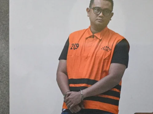 Bupati Klaten Hamenang Wajar Ismoyo berjalan menggunakan rompi tahanan usai menjalani pemeriksaan di Gedung Merah Putih KPK, Jakarta, Jumat (16/10/2026). KPK menahan Bupati Klaten Hamenang Wajar Ismoyo, Kepala Perwakilan Badan Pemeriksa Keuangan (BPK) Jawa Tengah Ahmad Luthfi H. Rahmatullah dan pihak swasta Amin Wahyu Utomo dalam operasi tangkap tangan (OTT) dengan dugaan korupsi di antaranya terkait pengadaan barang dan jasa, perizinan, upah pungut, setoran dari organisasi perangkat daerah (OPD) atau satuan kerja perangkat daerah (SKPD) serta pemberian kepada pihak BPK untuk pengondisian audit. ANTARA FOTO/Fauzan/agr