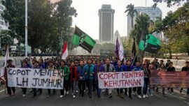 HMI Jakarta Pusat menggelar aksi di Monas, mendesak Prabowo mencopot Menteri Kehutanan Raja Juli Antoni dan Menteri Lingkungan Hidup Jumhur Hidayat.