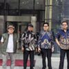 KOSMAK melaporkan dugaan korupsi dalam penetapan, penagihan, pelunasan, verifikasi nihil, dan pencatatan denda administratif Satgas PKH kepada KPK. KOSMAK menyoroti potensi PNBP Rp277 triliun, sementara denda yang tercatat telah dilunasi hanya Rp12,9 triliun. KPK didesak memeriksa Febrie Adriansyah, Sjafrie Sjamsoeddin, Sanitiar Burhanuddin, Muhammad Yusuf Ateh, serta menelusuri dugaan penyimpangan pembayaran denda korporasi tambang dan perkebunan sawit, termasuk PT Tonia Mitra Sejahtera dan Best Group.