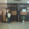 KPK GELEDAH BEA CUKAI KUDUS, DIKAWAL BRIMOB! Dua Perusahaan Rokok Ikut Disasar