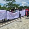 Ormas KAKI Kalsel bersama Ormas BABAK menggelar aksi unjuk rasa di Kejaksaan Tinggi Kalimantan Selatan (Kejati Kalsel) pada April 2026. (Dok. KAKI Kalsel)