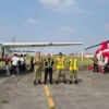 Jakarta, MI – Penyidikan dugaan korupsi pengadaan motor listrik untuk program Makan Bergizi Gratis (MBG) di Badan Gizi Nasional (BGN) memasuki babak yang kian mengundang perhatian. Kejaksaan Agung menyita satu unit pesawat Textron Aviation dan satu unit helikopter Bell 505 sebagai barang bukti dalam perkara tersebut. Sorotan menguat setelah pesawat Textron Aviation dengan registrasi PK-YNB yang disita penyidik masih terlihat menggunakan stiker logo dan tulisan Badan Nasional Penanggulangan Bencana (BNPB). Namun, BNPB memastikan pesawat tersebut bukan armada yang mereka sewa dalam tiga tahun terakhir. Kepala BNPB Letjen TNI Suharyanto menegaskan, berdasarkan data penyewaan untuk operasi modifikasi cuaca (OMC) dan patroli udara kebakaran hutan dan lahan, pesawat PK-YNB tidak tercatat pernah disewa BNPB dalam kurun waktu tersebut. “Pesawat tersebut dengan Reg PK-YNB, berdasarkan data pesawat yang BNPB sewa untuk misi OMC dan patroli udara Karhutla, tidak pernah disewa BNPB dalam 3 tahun terakhir ini,” kata Suharyanto, Senin (5/10/2026). BNPB memang menggunakan pesawat sewaan untuk sejumlah operasi kebencanaan. Pesawat yang digunakan dalam misi tersebut diberi identitas BNPB selama masa kontrak. Setelah kontrak berakhir, logo dan identitas BNPB seharusnya dilepas. “Pesawat udara yang sedang disewa BNPB untuk operasi udara dan OMC dalam durasi waktu tertentu sesuai dengan kontrak akan dilabeli identitas misi BNPB. Setelah masa kontrak habis, logo identitas BNPB harus dilepas kembali,” ujarnya. Penegasan BNPB tersebut membuat keberadaan stiker lembaga negara pada pesawat yang kini menjadi barang bukti Kejagung semakin menjadi perhatian. Suharyanto juga memastikan BNPB saat ini tidak memiliki kontrak dengan operator pesawat tersebut. Bahkan, BNPB mengaku tidak mengetahui bahwa pesawat itu kemudian terkait dengan pihak yang tengah berhadapan dengan proses hukum dalam perkara dugaan korupsi di BGN. “Saat ini tidak ada kontrak BNPB dengan operator yang mengoperasikan pesawat sesuai dalam foto tersebut. BNPB juga tidak tahu bahwa pesawat tersebut terkait dengan pihak yang saat ini bermasalah dengan kasus hukum di BGN,” tegasnya. Plt Kepala Pusat Data, Informasi, dan Komunikasi Kebencanaan BNPB, Berton SP Panjaitan, kembali menegaskan bahwa BNPB tidak memiliki pesawat sendiri. Seluruh pesawat yang digunakan untuk mendukung operasi kebencanaan merupakan unit sewaan berdasarkan kebutuhan dan kontrak. “BNPB pada prinsipnya tidak pernah memiliki pesawat. Adapun setiap pesawat yang ada stiker BNPB adalah unit yang disewa oleh BNPB,” kata Berton. Adapun pesawat PK-YNB yang kini telah menjadi barang bukti Kejagung disebut berkaitan dengan persoalan internal perusahaan afiliasi. “Unit pesawat yang ada di foto tersebut itu merupakan permasalahan internal perusahaan afiliasi tersebut. Sejak barang itu jadi barang bukti, kami tidak bisa lagi urusan sewa-menyewa,” ujarnya. Kasus ini bermula dari penyidikan dugaan korupsi pengadaan motor listrik oleh PT Yada Artha Trimanunggal (YAT) yang dipesan untuk kebutuhan program MBG ketika Dadan Hindayana memimpin BGN. Selain pesawat, penyidik Kejagung juga menyita satu unit helikopter Bell 505. Kedua aset tersebut telah disegel sebagai barang bukti. Kapuspenkum Kejagung Anang Supriatna mengatakan penyitaan dilakukan dalam perkara yang menjerat Pejabat Pembuat Komitmen (PPK) Kolonel Budi Utomo bersama empat pihak swasta. Pihak swasta yang disebut dalam perkara tersebut yakni Andri Mulyono selaku Komisaris PT YAT, YY selaku Direktur PT YAT, serta AA dan GB selaku Direktur PT ASE. Dari pengusutan aset, penyidik juga menyita sekitar lima unit telepon seluler, 89 dokumen, serta uang tunai senilai Rp24,970 miliar. “Dari penelusuran aset penyidik telah melakukan penyitaan, penggeledahan penyitaan, ada kurang lebih 5 unit handphone, terus 89 dokumen, dan uang yang telah disita Rp24,970 miliar,” kata Anang di Gedung Kejagung, Jakarta Selatan, Jumat (2/10/2026). Selain itu, penyidik menyita satu unit kendaraan Hino, dua kendaraan BYD, satu unit BYD Dolphin, serta satu unit Lexus LM500 tahun 2025. Penyitaan pesawat dan helikopter tersebut menambah daftar aset yang kini berada dalam penguasaan penyidik dalam perkara dugaan korupsi pengadaan motor listrik BGN. Sementara itu, BNPB telah memberikan penjelasan bahwa pesawat PK-YNB bukan pesawat yang mereka sewa dalam tiga tahun terakhir dan penggunaan identitas BNPB semestinya terkait dengan masa kontrak. Kini, keberadaan logo BNPB pada pesawat yang telah disita sebagai barang bukti menjadi bagian dari fakta yang turut mengemuka dalam proses penyidikan Kejagung.