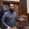 Pemilik PT Zahra Oto Mandiri sekaligus Direktur Uhud Tour Khalid Basalamah berjalan memasuki ruang sidang untuk menjadi saksi kasus dugaan korupsi pembagian kuota dan penyelenggaraan haji di Kementerian Agama (Kemenag) tahun 2023-2024 di Pengadilan Tipikor, Jakarta, Selasa (20/10/2026). ANTARA FOTO/Muhammad Adimaja/nz