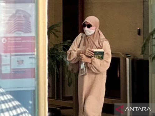 Mantan Bupati Kutai Kartanegara Rita Widyasari memenuhi panggilan Komisi Pemberantasan Korupsi (KPK) untuk diperiksa sebagai saksi kasus dugaan tindak pidana pencucian uang di Gedung Merah Putih KPK, Jakarta, Rabu (7/10/2026). ANTARA/Rio Feisal
