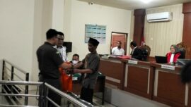 Terdakwa Wahyu Suhendro saat memberikan keterangan dihadapan majelis hakim yang diketuai Vidiawan Satriantoro SH (foto: istimewa)